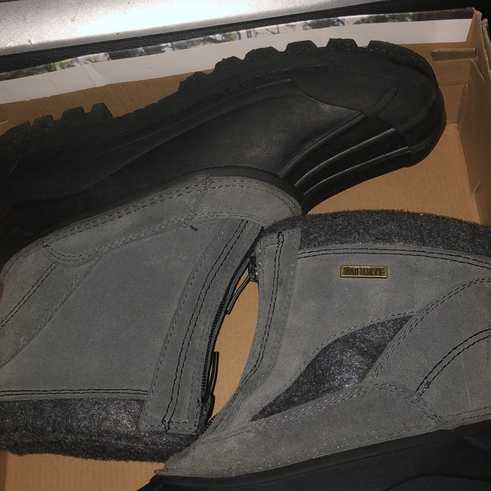 Men boots size 8